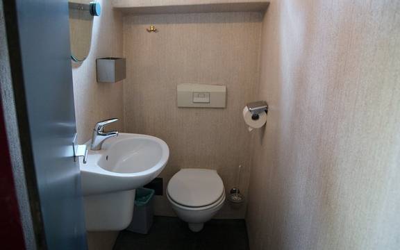 Toilette und Waschbecken im Badezimmer der Sybaris