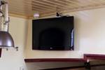 Fernseher an der Wand im Salon der Sybaris