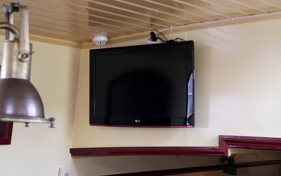 Fernseher an der Wand im Salon der Sybaris