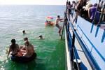 Gäste schwimmen neben der Sybaris
