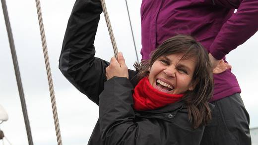 Junger Gast hilft beim Segelsetzen auf der Sybaris