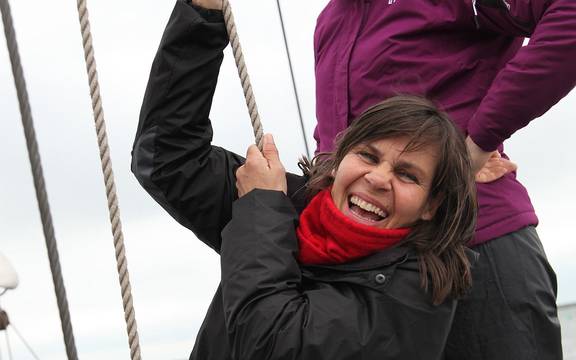 Junger Gast hilft beim Segelsetzen auf der Sybaris