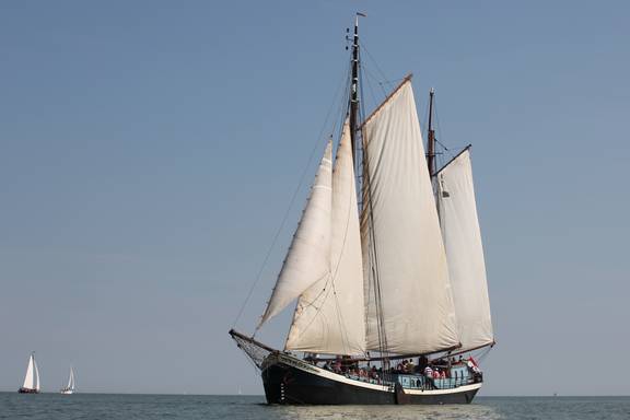 Klipper Sybaris unter weißen Segeln auf dem Wasser