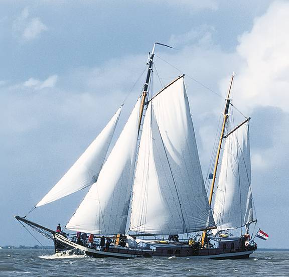 Klipper Sybaris unter vollen weißen Segeln, von der Seite gesehen