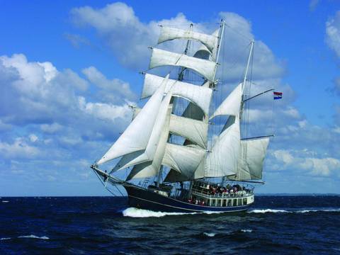 Großsegler Thalassa unter vollen Segeln auf See