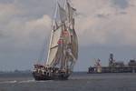 Thalassa unter Segeln, von hinten gesehen