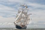 Dreimaster Thalassa unter Segeln, vom Bug aus gesehen