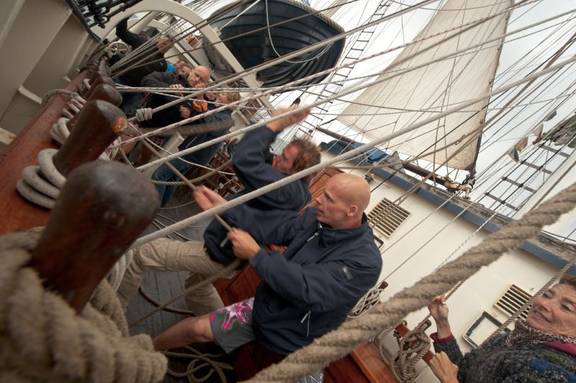 Segler arbeiten zusammen an Deck der Thalassa
