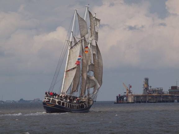 Thalassa unter Segeln, von hinten gesehen
