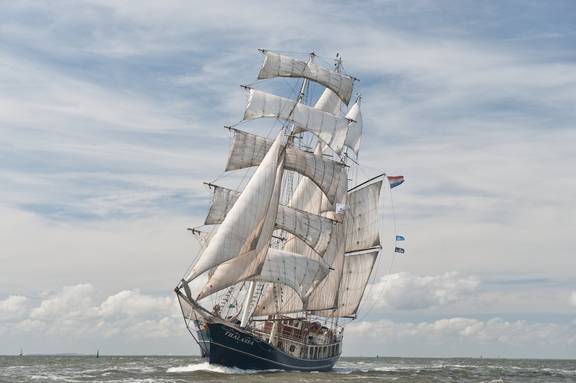 Dreimaster Thalassa unter Segeln, vom Bug aus gesehen