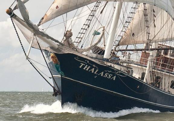 Bug der Thalassa während des Segelns