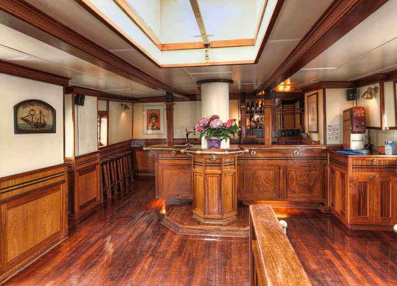 Holzbar im Salon der Thalassa