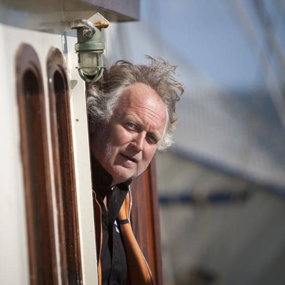 Kapitän Jacob Jan Dam schaut aus der Tür der Thalassa