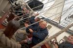 Segler arbeiten zusammen an Deck der Thalassa