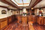 Holzbar im Salon der Thalassa