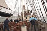 Segler bedienen die Leinen an Deck der Thalassa
