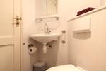 Toilette und Waschbecken an Bord der Tsjerk Hiddes