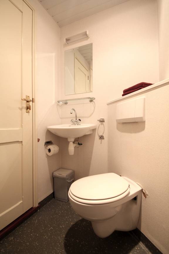 Toilette und Waschbecken an Bord der Tsjerk Hiddes