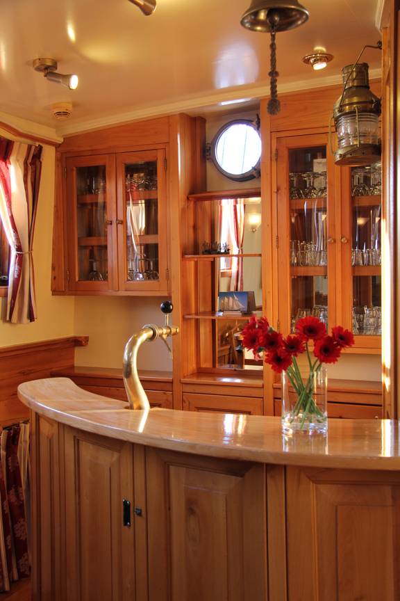 Holzbar mit Bierzapfhahn im Salon der Tsjerk Hiddes