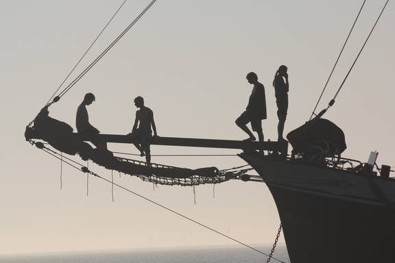 Silhouetten von Gästen auf dem Bugspriet der Tsjerk Hiddes