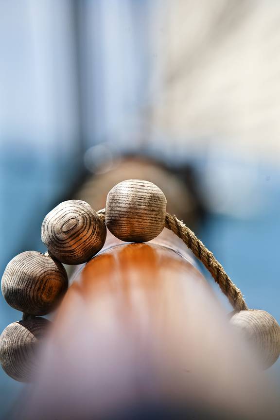Holzkugeln der Takelage um ein Rundholz auf der Tsjerk Hiddes