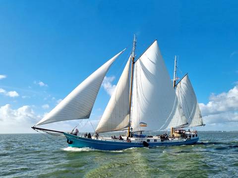 Klipper Utopia unter vollen Segeln auf dem Wasser