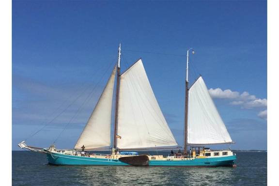 Utopia unter Segeln, von der Seite gesehen