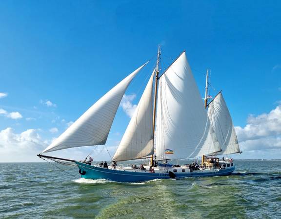 Klipper Utopia unter vollen Segeln auf dem Wasser