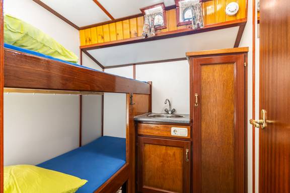 Zweibettkabine mit Etagenbett und Waschbecken auf der Vriendentrouw