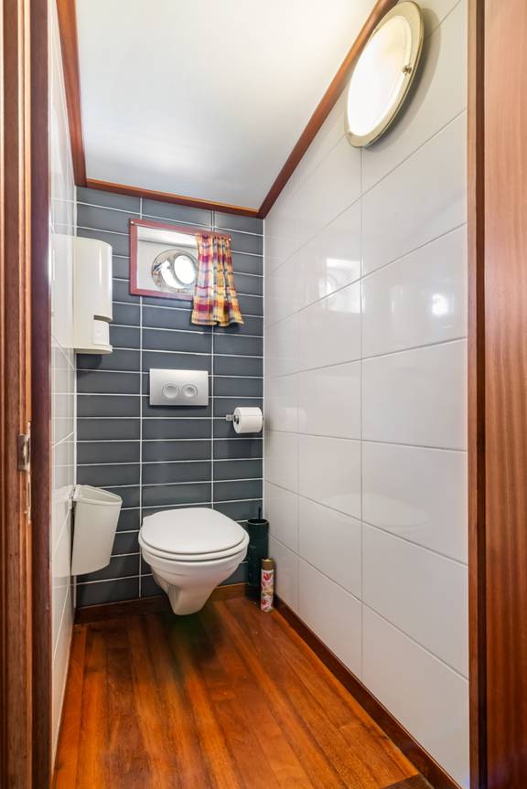 Toilette und Waschbecken an Bord der Vriendentrouw
