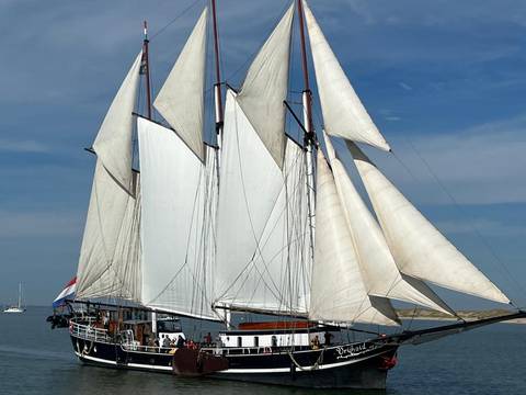 Dreimaster Vrijheid unter vollen Segeln