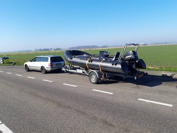 Festrumpfschlauchboot der Vrijheid auf einem Bootsanhänger am Straßenrand