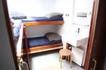 Kabine mit Etagenbetten und Waschbecken auf der Vrijheid