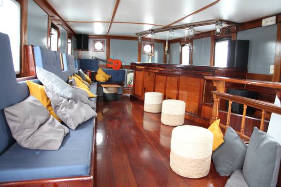 Sitzbänke und Holzbar im Deckshaus der Vrijheid
