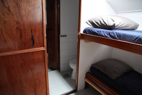 Kabine mit Etagenbett und eigenem Sanitärbereich auf der Vrijheid