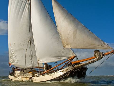 De Vrouw Dina unter weißen Segeln, schräg von vorne gesehen