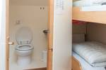 Zweibettkabine mit Etagenbett und eigenem Bad auf der De Vrouw Dina