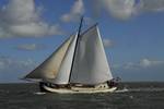 De Vrouw Dina unter weißen Segeln, von der Seite gesehen