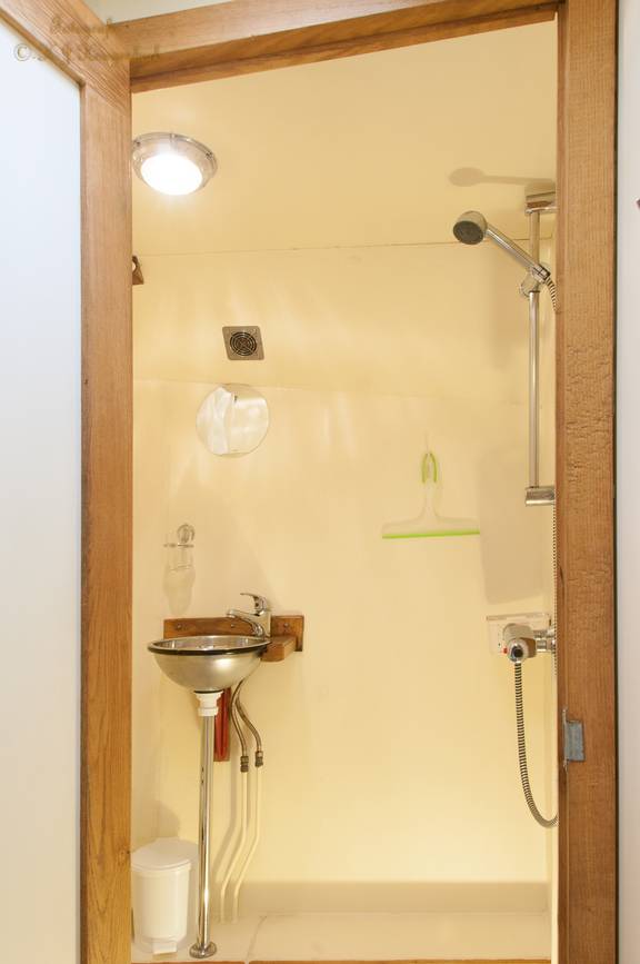 Dusche im Badezimmer der De Vrouw Dina
