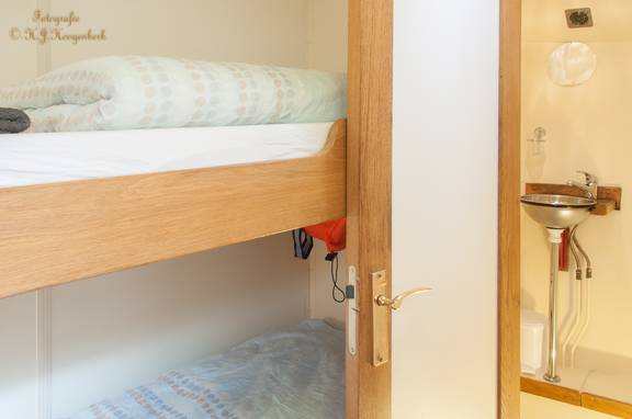 Zweibettkabine mit Etagenbett an Bord der De Vrouw Dina