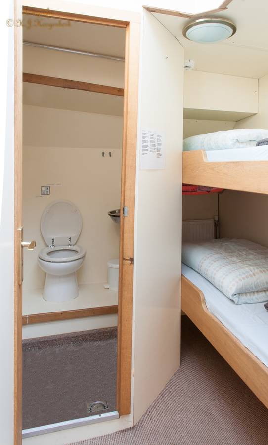 Zweibettkabine mit Etagenbett und eigenem Bad auf der De Vrouw Dina