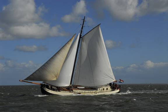 De Vrouw Dina unter weißen Segeln, von der Seite gesehen