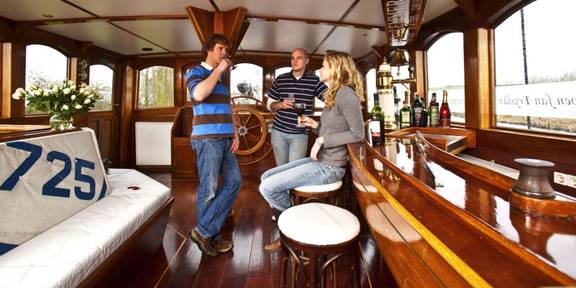 Gäste an der Holzbar der 't Wapen fan Fryslân