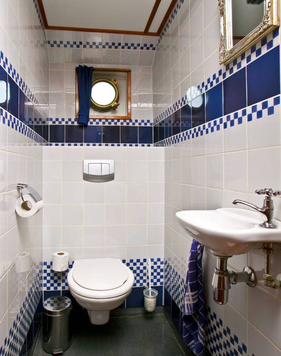 Gefliester Toilettenraum mit Waschbecken auf der 't Wapen fan Fryslân