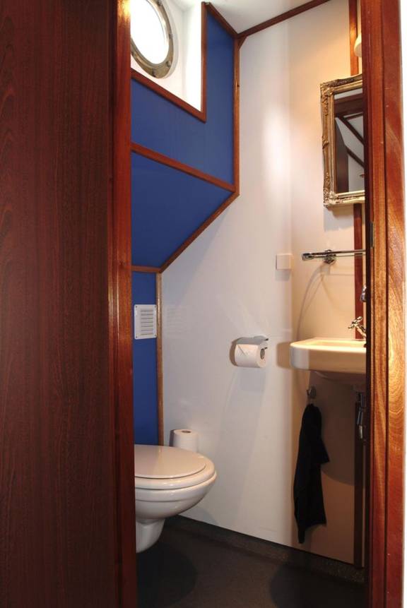 Toilette und Waschbecken an Bord der 't Wapen fan Fryslân