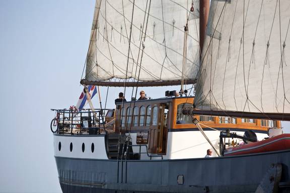 Achterdeck und Deckshaus der 't Wapen fan Fryslân während des Segelns