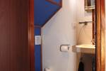 Toilette und Waschbecken an Bord der 't Wapen fan Fryslân