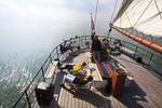 Gäste entspannen an Deck der 't Wapen fan Fryslân beim Segeln
