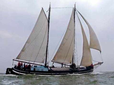 Klipper Waterman unter weißen Segeln auf offenem Wasser