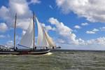 Klipper Waterman mit weißen Segeln unter blauem Himmel mit Wolken